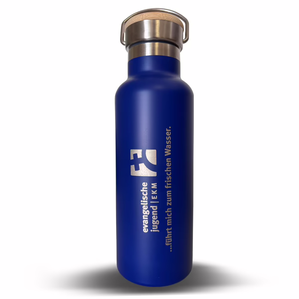 Das Bild bildet eine Blaue Trinkflasche mit der Aufschrift "evangelische Jugend | EKM ...führt mich zum frischen Wasser." ab